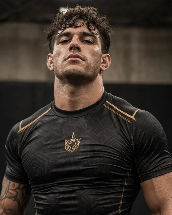 Rashguard FOUNDATION de AUREN, negro de compresión con emblema dorado, vista frontal